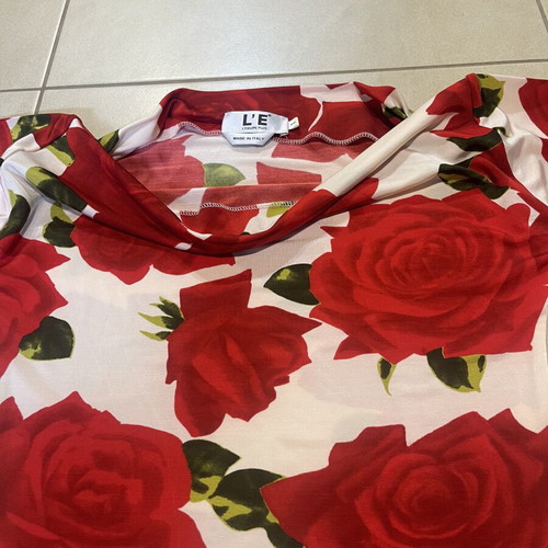 Italian women's T-shirt with short sleeves and red roses like new