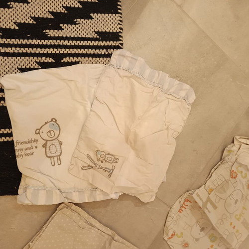 Baby crib sheet set like new with pillowcase