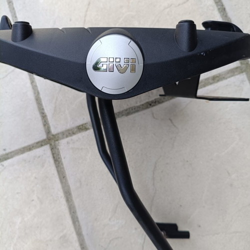 Givi rack with top case base like new