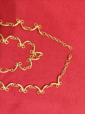 Avon women's necklace with design new bijou