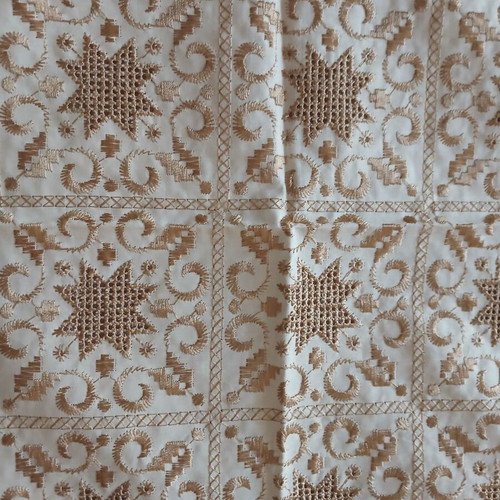 Tablecloth set with small embroidered doilies and napkins, new