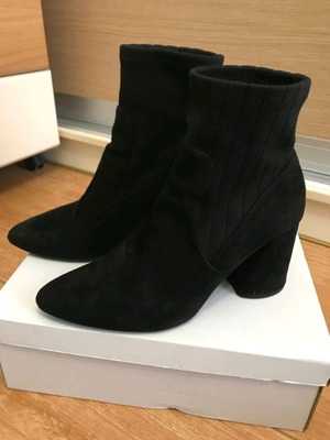 Stradivarious ankle boots like new, suede, black
