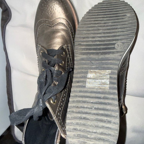 Women's boots like new, metallic color