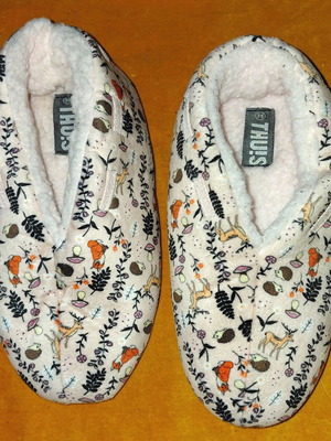 THUIS slippers size 35 with forest animal print
