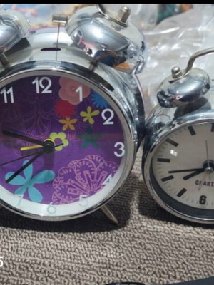 Decorative analog table clocks set of 2 used