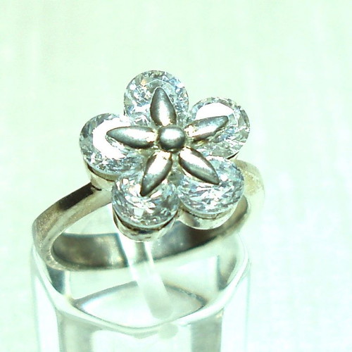 Fashion silver 925 ring with brilliant cut zirconia new