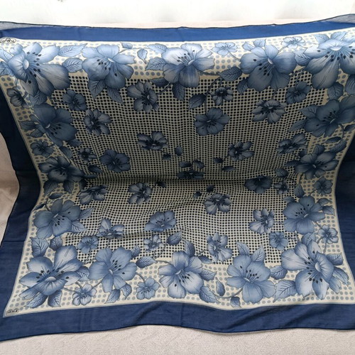 Headscarf like new, size 95/92 cm
