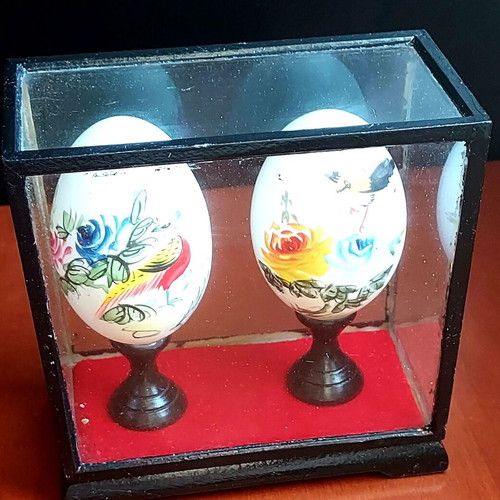 Handmade vintage decorative eggs like new with painting
