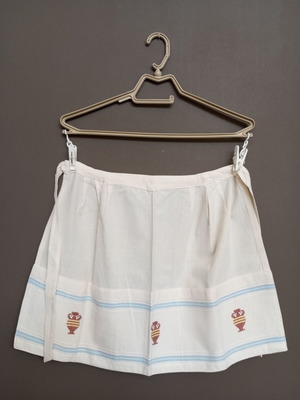 Vintage κεντητή ποδιά φούστα σε off-white χρώμα με παραδοσιακά μοτίβα σαν καινούργιο