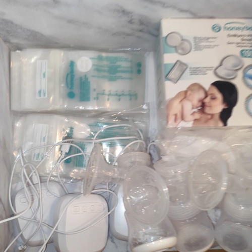 Breastfeeding set with pumps and accessories like new