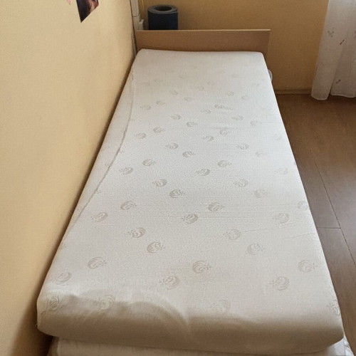 Mattress 90x190 cm like new with free protector