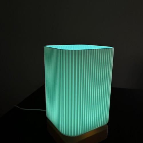 Table lamp with LED lighting like new, USB powered, adjustable light