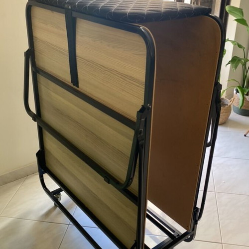 Portable guest bed like new with wheels 90x202 cm
