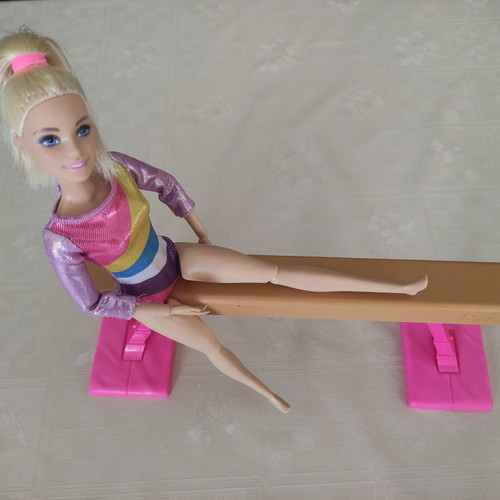 Κούκλα Barbie αθλήτρια ενόργανης γυμναστικής μεταχειρισμένη με κάποια αξεσουάρ και ρούχα