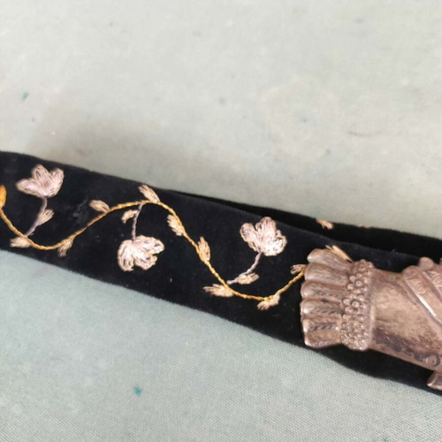 Embroidered velvet belt with silver clasp, two hands