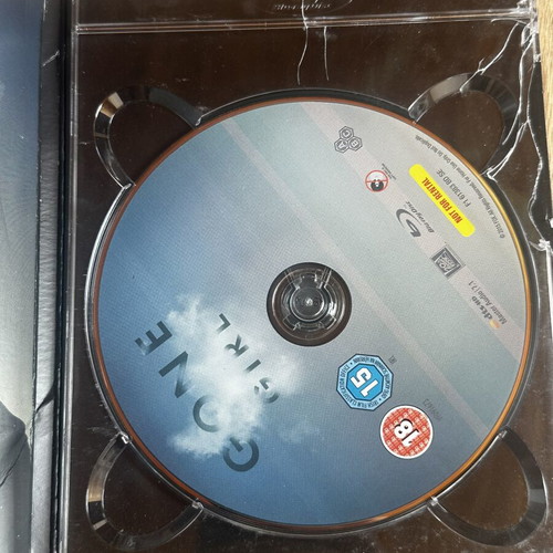 Gone Girl Blu-Ray used with English subtitles, damaged box