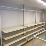 Ράφια μεταχειρισμένα από κατάστημα παιδικών Benetton λευκά