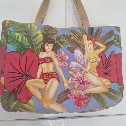 La Chaise Longue shoulder bag used with colorful embroidery