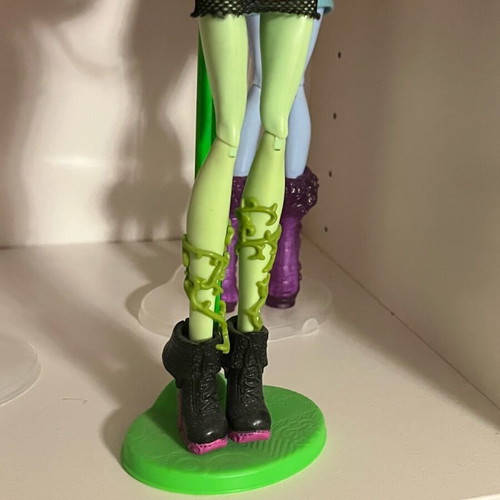 Monster High Venus McFlytrap doll like new, Music Festival 2012