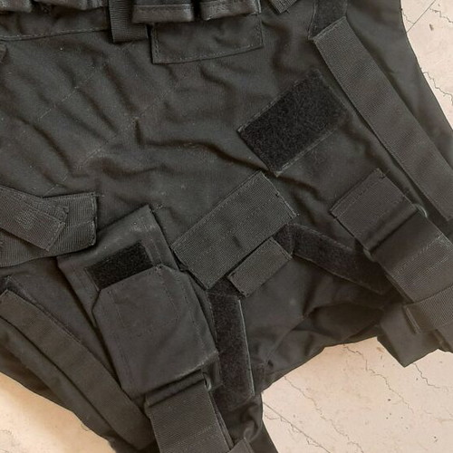 Military battle vest black, like new, with ceramic plate holder