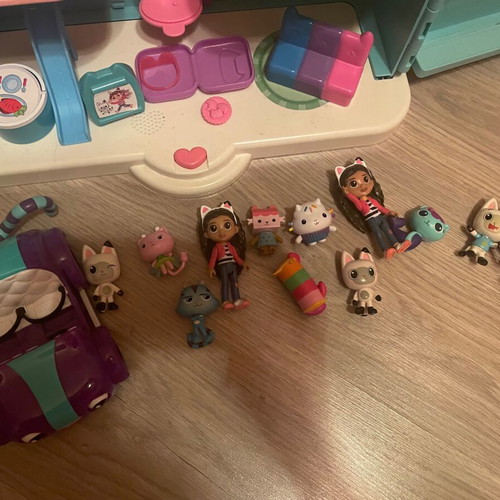 Gabby's Dollhouse playset with Carlita car and all cat figures
