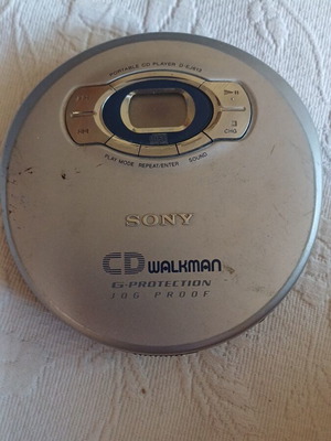 Sony D-EJ613 CD Walkman used, vintage, for parts or repair