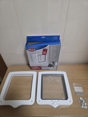 Trixie Cat Door with 4 Opening Modes and Tunnel like new