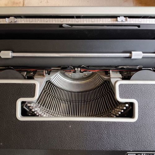 Olivetti Lettera DL typewriter with Greek keyboard and original case