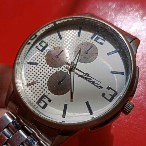 Wristwatch used, battery-powered, large size, needs battery change