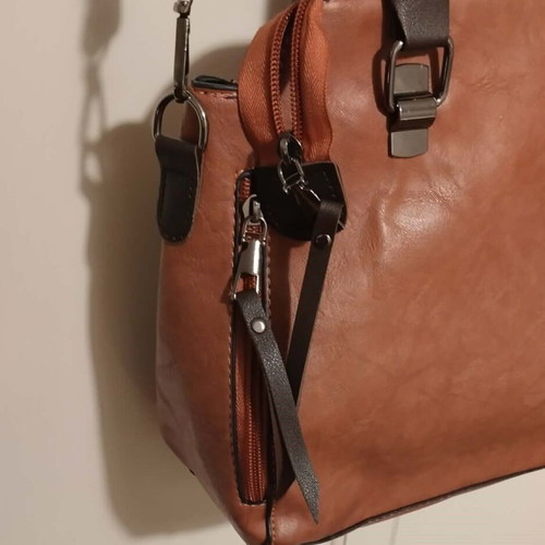 Medium bag like new, brown-red with multiple compartments
