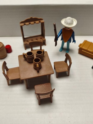 Салун Playmobil комплект за хранене употребяван с 4 стола и мексиканска фигурка