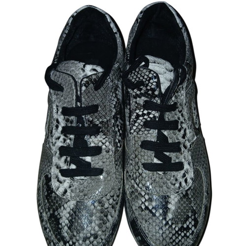 Sneakers like new with snake effect, black and white