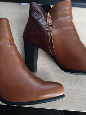 Leather ankle boots like new, size 40, brown