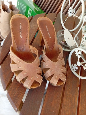 Leather Tampa sandals with wooden platform, like new, size 37