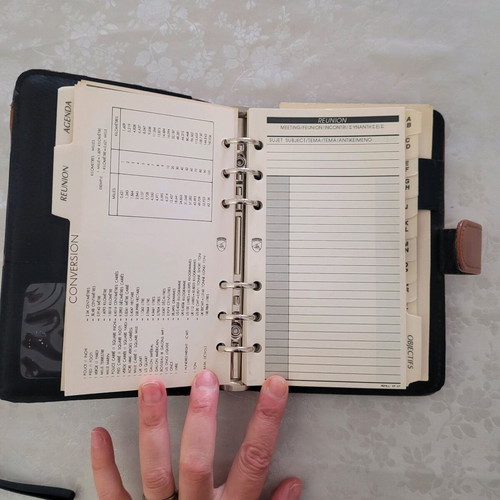 Agenda new in excellent condition with card slots and notepad