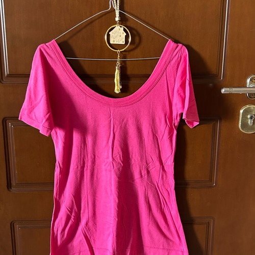 Fuchsia T-shirt with open neckline, like new, size M