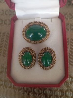 Vintage pin set with clips like new, yellow metal brass