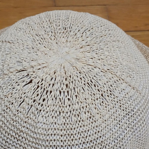 Knitted straw sun hat in ecru with tightening ribbon