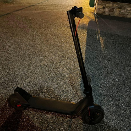 Electric scooter with bearing and brake cable issues