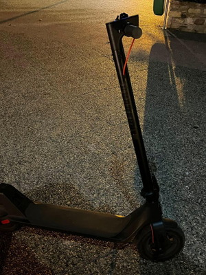 Electric scooter with bearing and brake cable issues