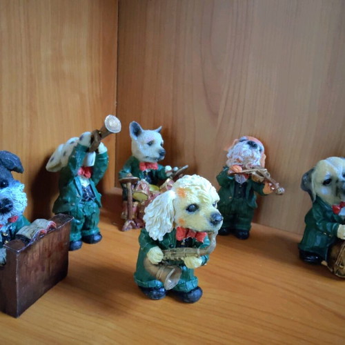 Jazz band with dog figurines 6 pieces like new