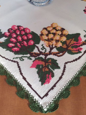 Καρέ χειροποίητο με σχέδιο σταφύλια, διαστάσεις 72×72 εκ.