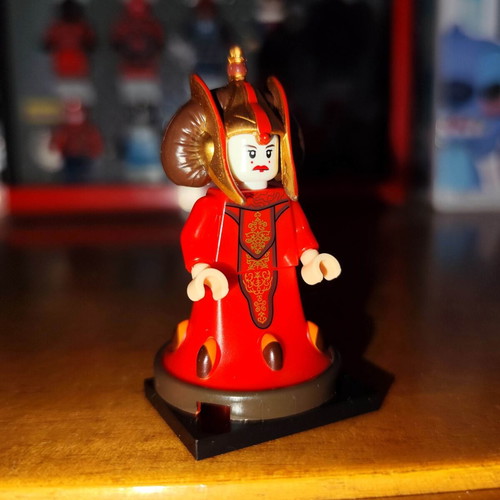 Queen Amidala figure like new with stand, Lepin