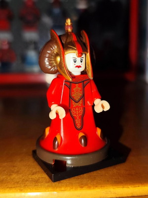 Queen Amidala figure like new with stand, Lepin