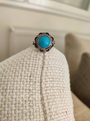 Silver vintage ring stamped 100 with turquoise stone in very good condition