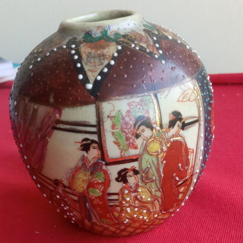 Satsuma vintage small ceramic vase with Moriage decoration