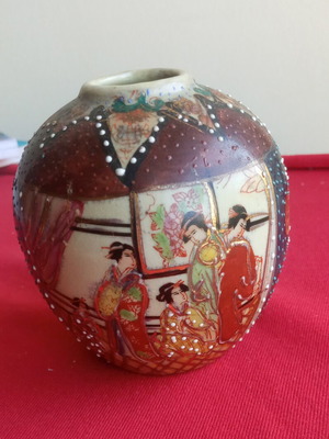 Satsuma vintage small ceramic vase with Moriage decoration