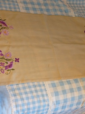 Handmade table runner 1 meter x 0.40 cm like new