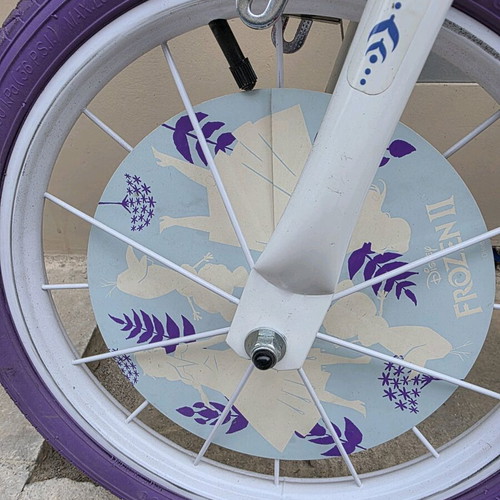 Frozen bicycle like new with training wheels for ages 3-8