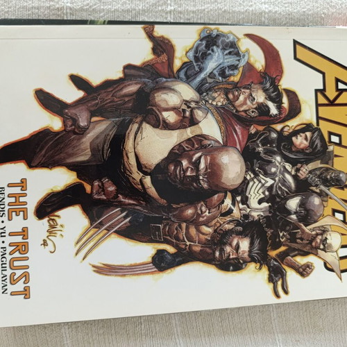 The New Avengers Vol. 7 The Trust comic book like new, English